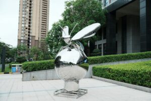 Stainless steel sculpture maintenance